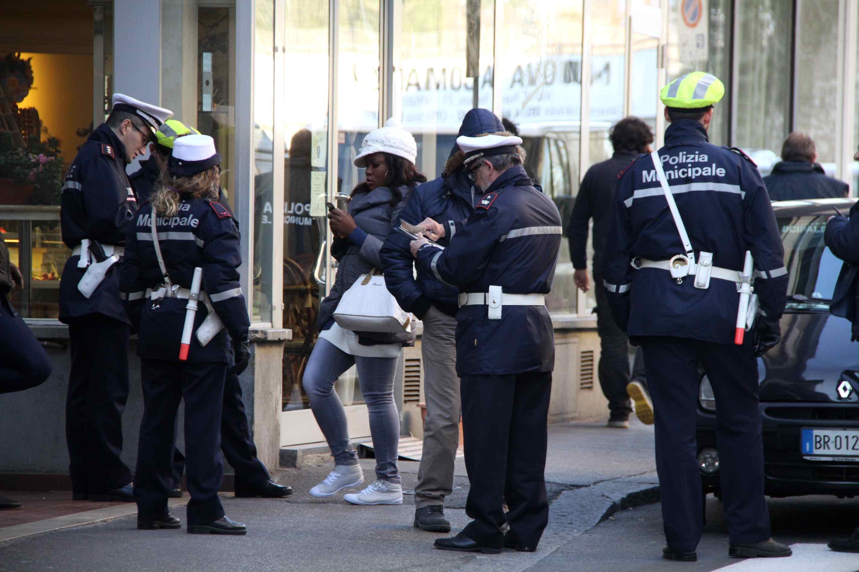 Presi a rubare in  un'azienda sequestrata, un arresto