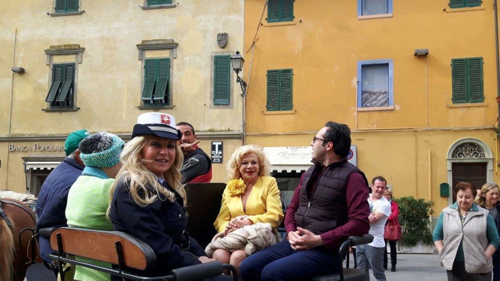 Un momento della visita di Sandra Milo