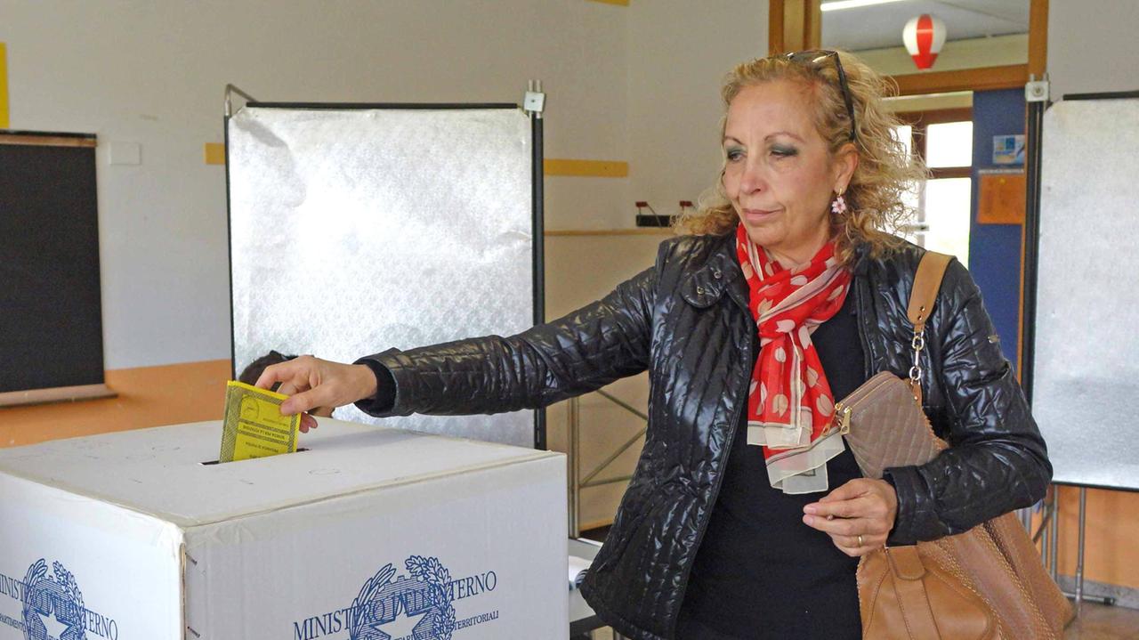 Un'elettrice mentre vota alla scuola Collodi (foto Lorenzo Gori)