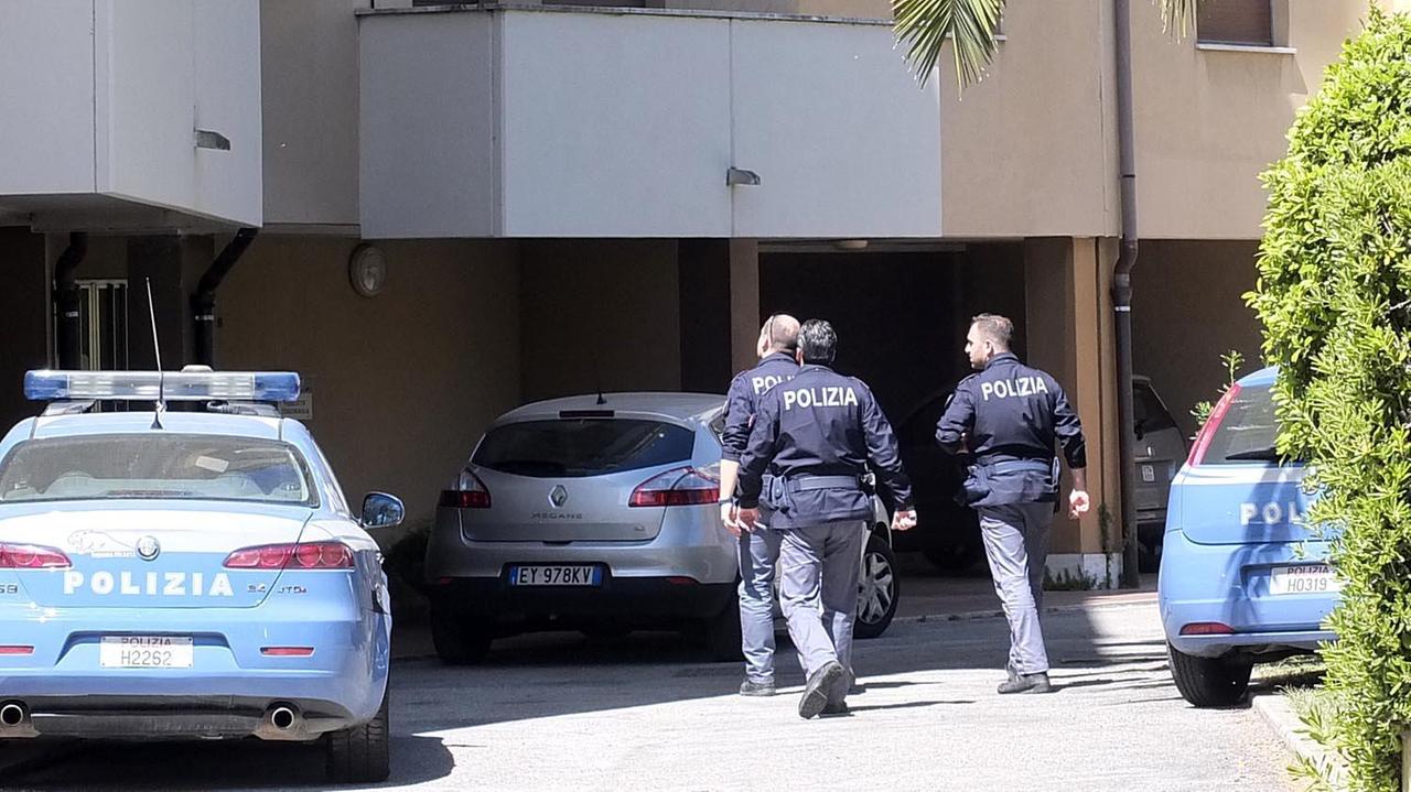 La polizia al Cep dopo la scoperta del cavadere di un uomo e il tentato suicidio della moglie