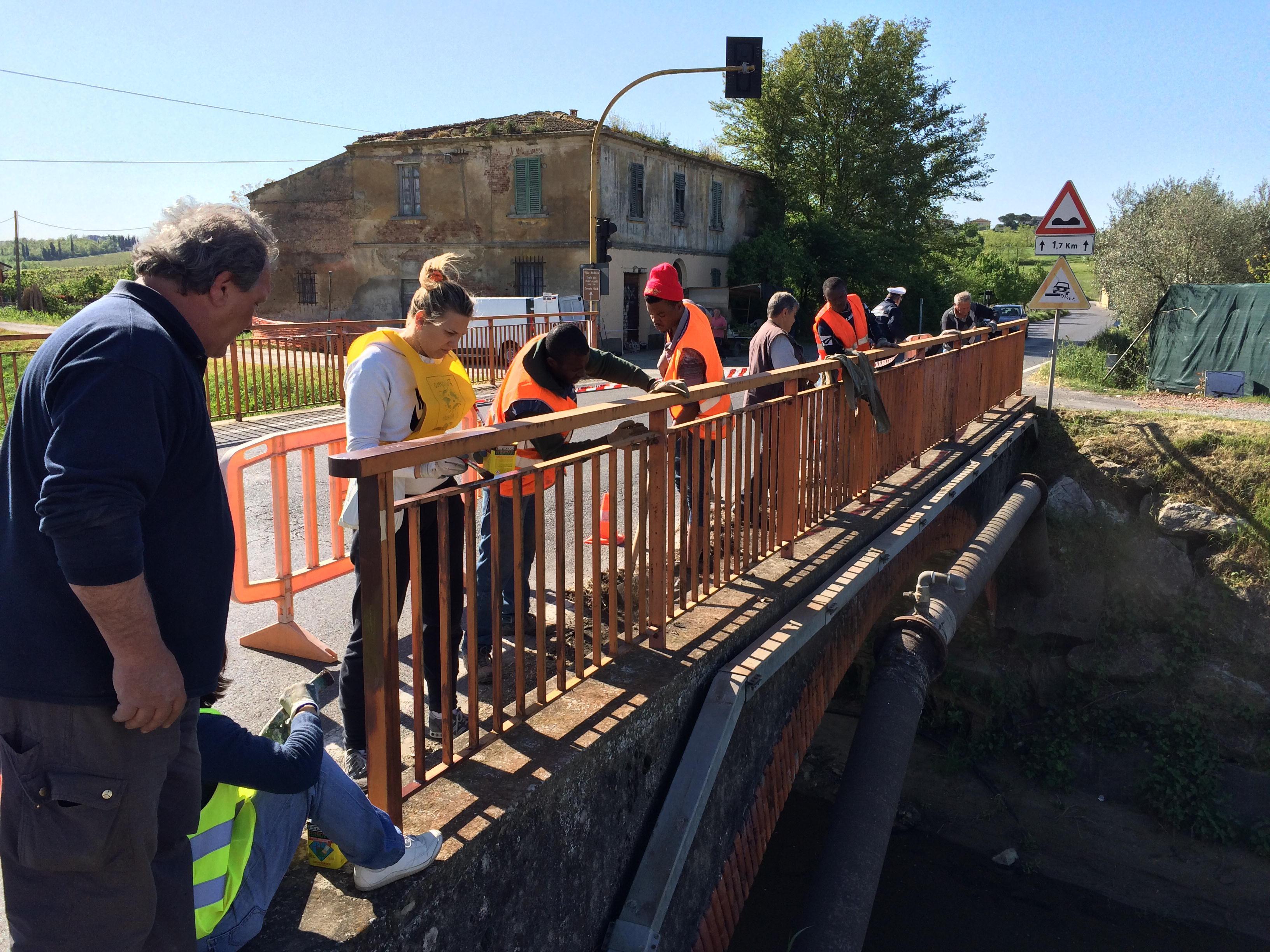 Il gruppo di volontari mentre lavora sul ponte di Lazzeretto 