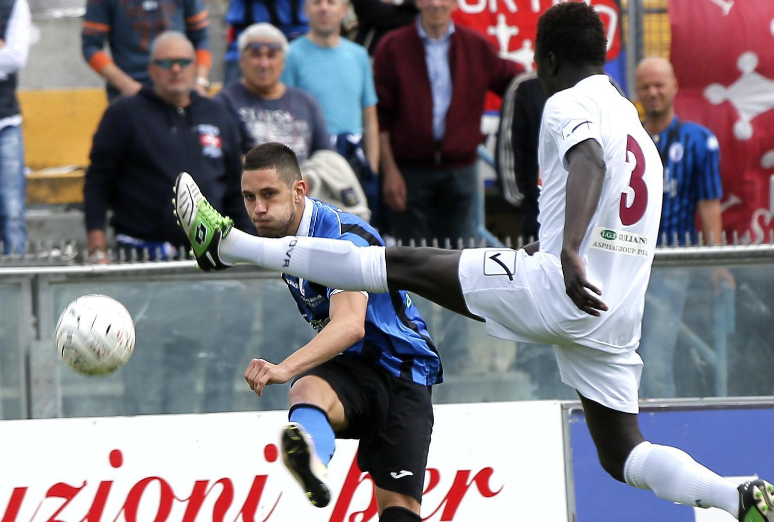 Un momento del derby Pisa-Pontedera (foto Fabio Muzzi)