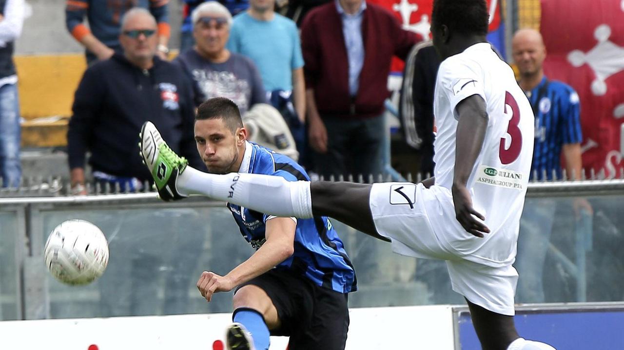 Un momento del derby Pisa-Pontedera (foto Fabio Muzzi)