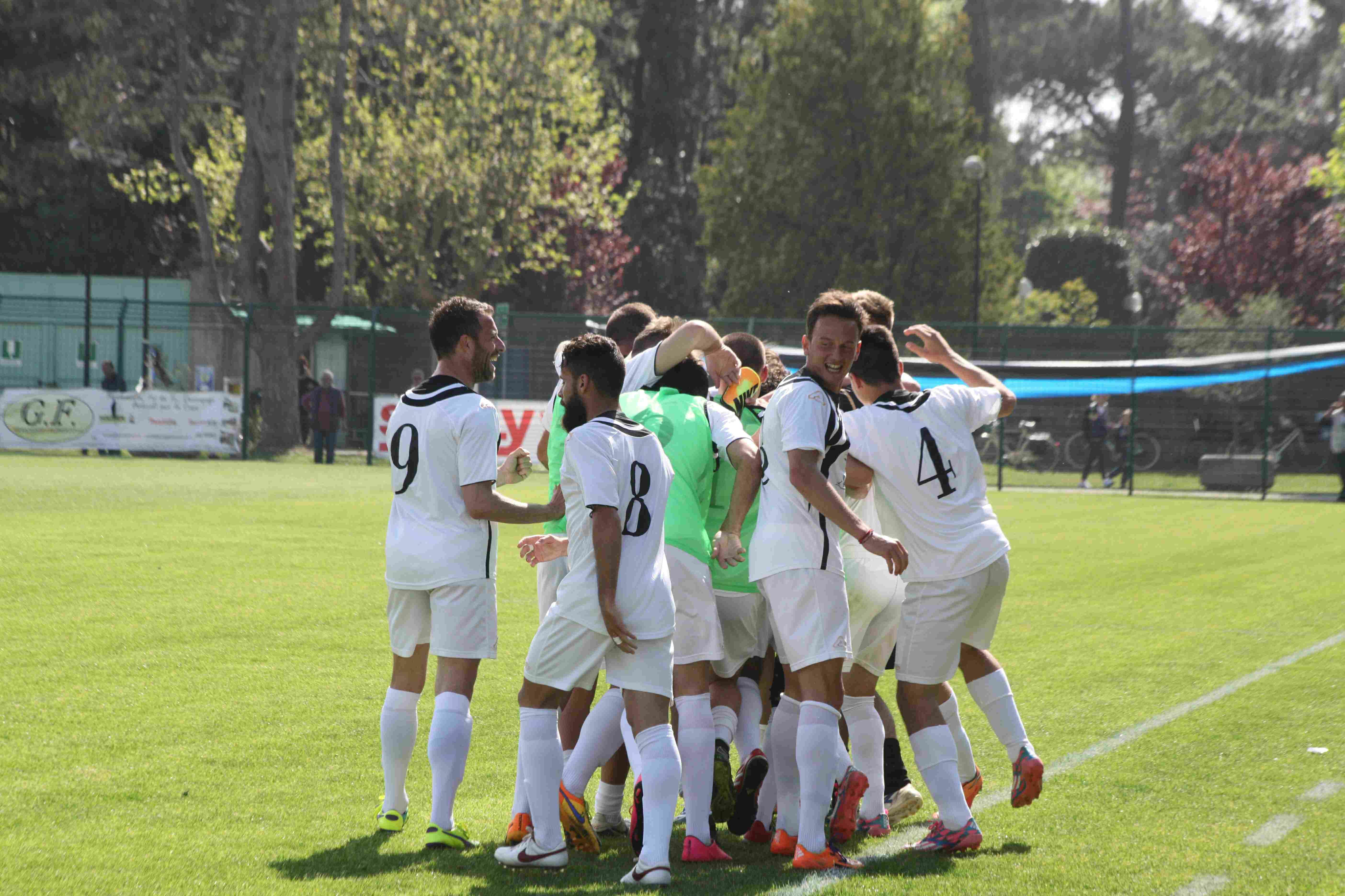 La gioia dei giocatori del Real Forte dopo la conquista della promozione in serie D (foto Ciurca)