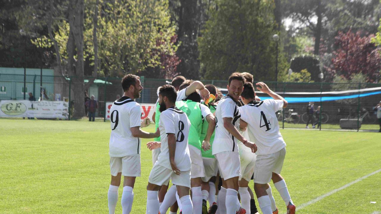 La gioia dei giocatori del Real Forte dopo la conquista della promozione in serie D (foto Ciurca)