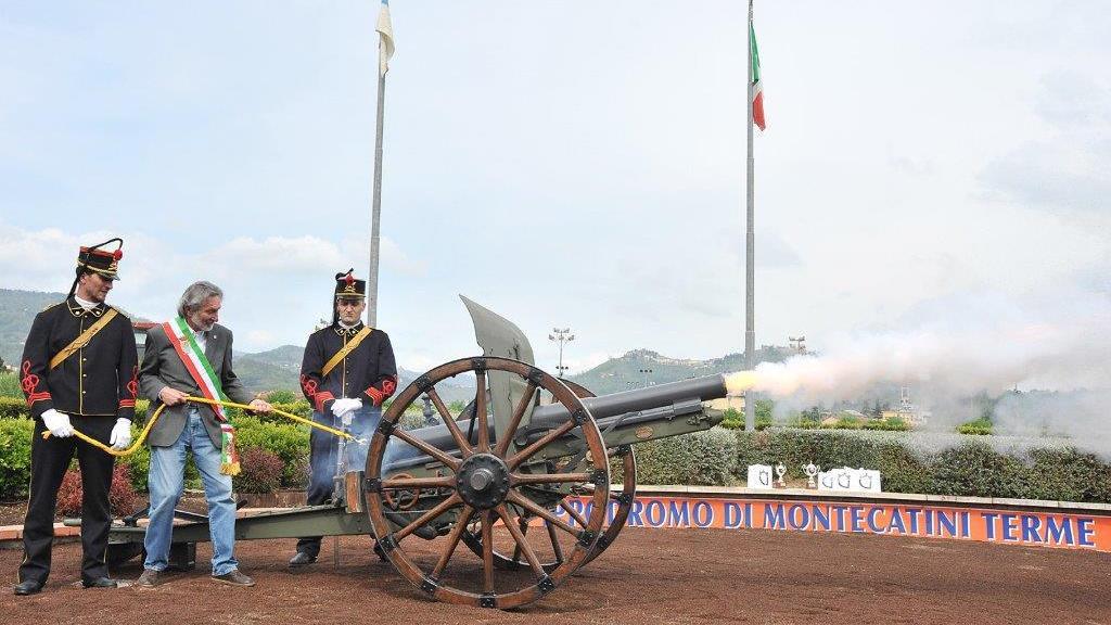 Il colpo di cannone sparato dal sindaco Bellandi per inaugurare la stagione del centenario del Sesana (Foto Rosellini)