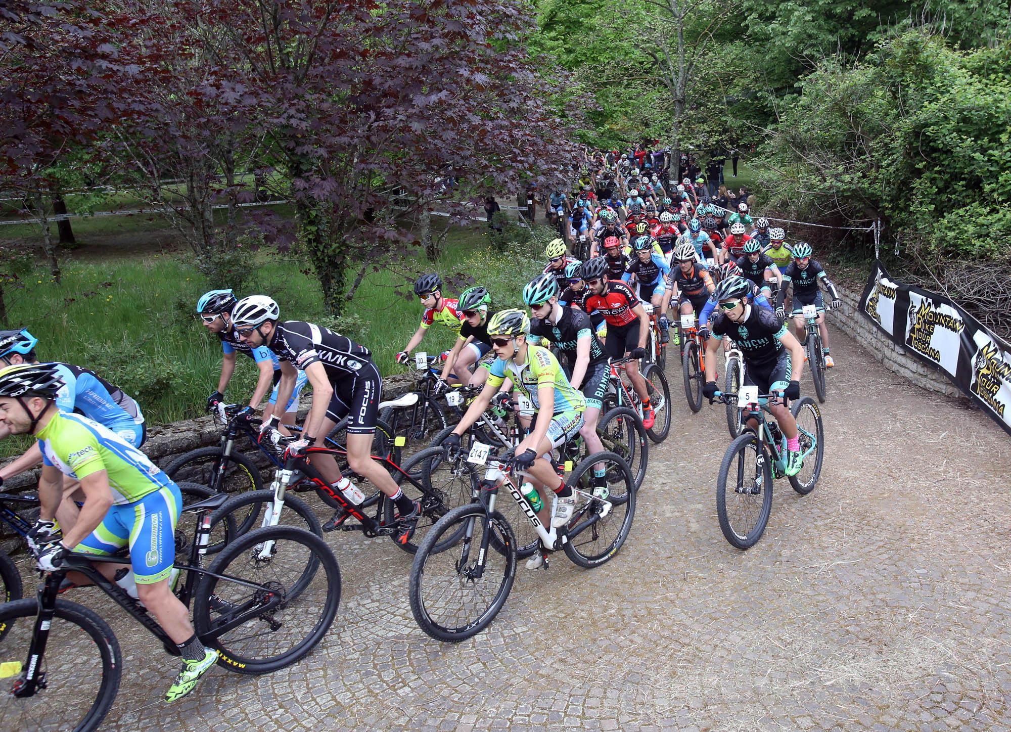 Ciclisti alla Gran Fondo di Montecatini (Foto Nucci)