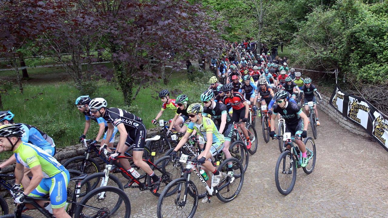 Ciclisti alla Gran Fondo di Montecatini (Foto Nucci)