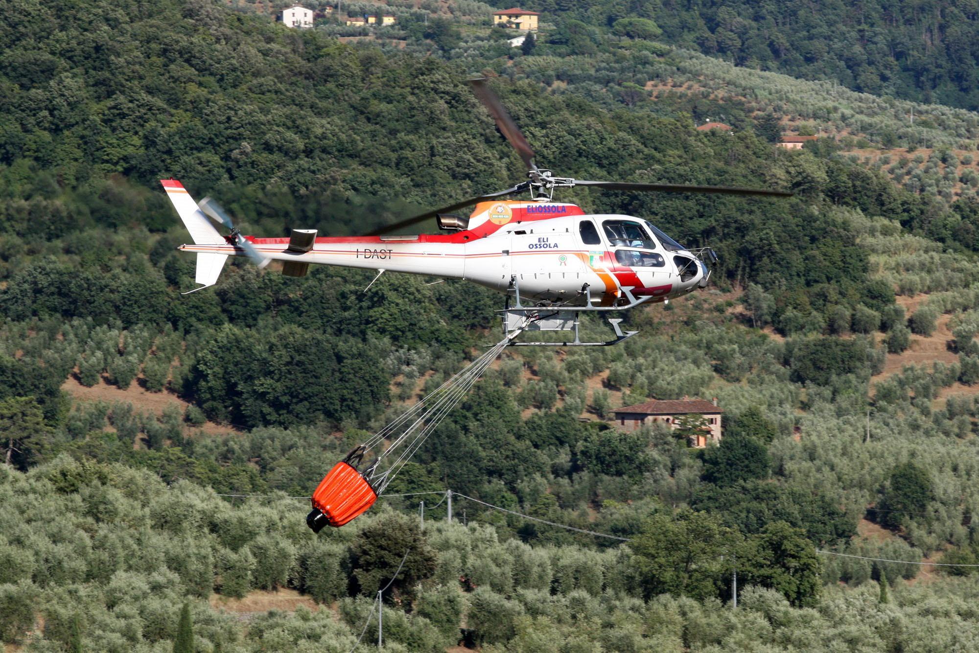 San Marcello, elicotteri antincendio in azione 