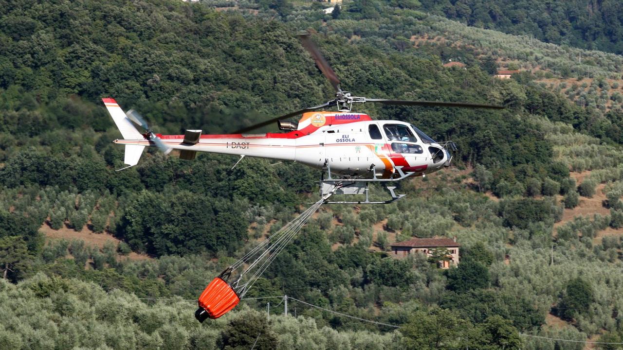 San Marcello, elicotteri antincendio in azione