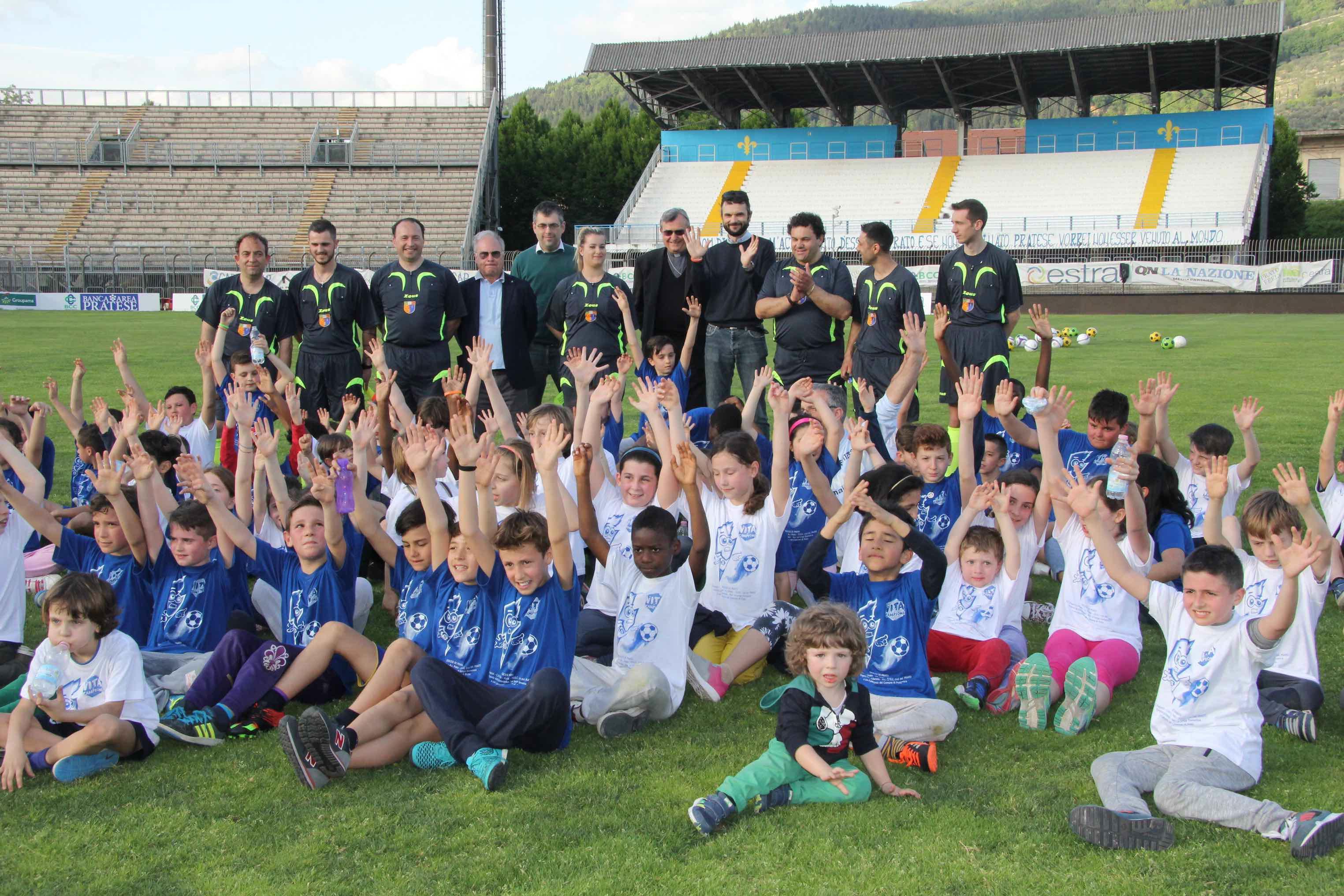 Foto di gruppo per i bambini insieme al sindaco Matteo Biffoni e al vescovo Franco Agostinelli (foto Batavia)