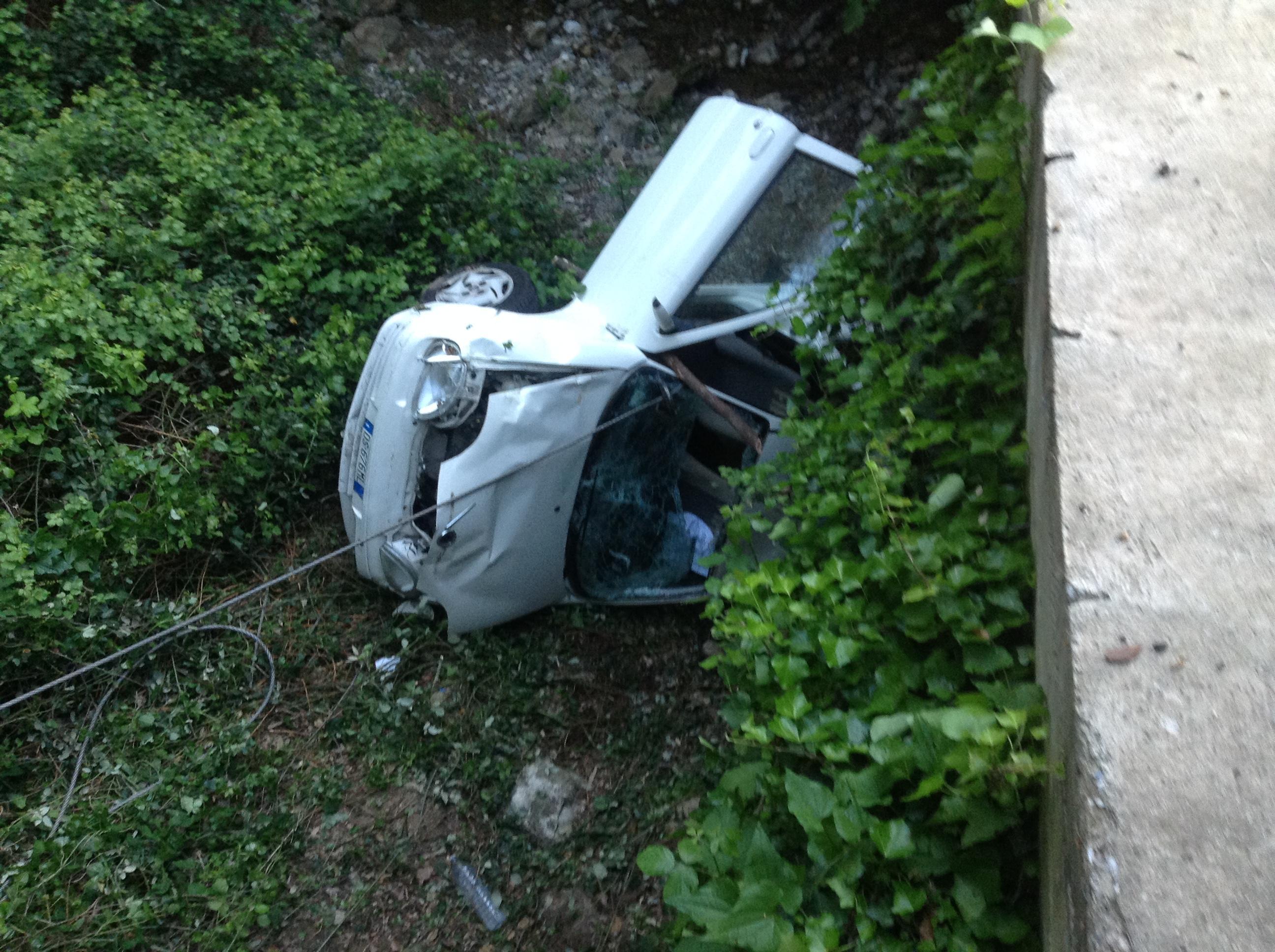 L'auto finita nella scarpata