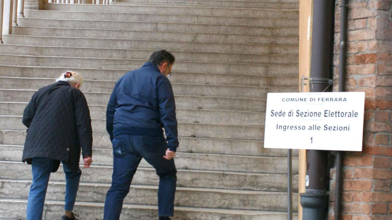 Due elettori verso il seggio n.1 a Ferrara, la difficile scalata al quorom