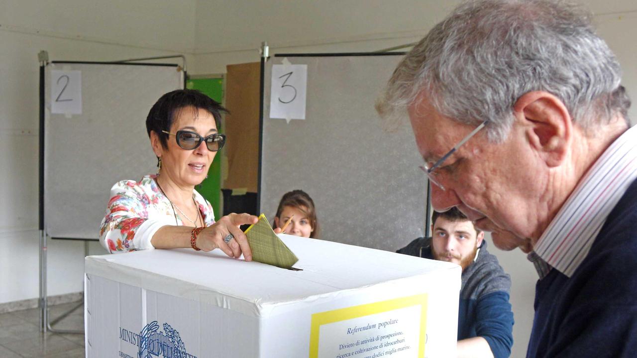 Un cittadina al voto a Pistoia per il referendum (Foto Gori)