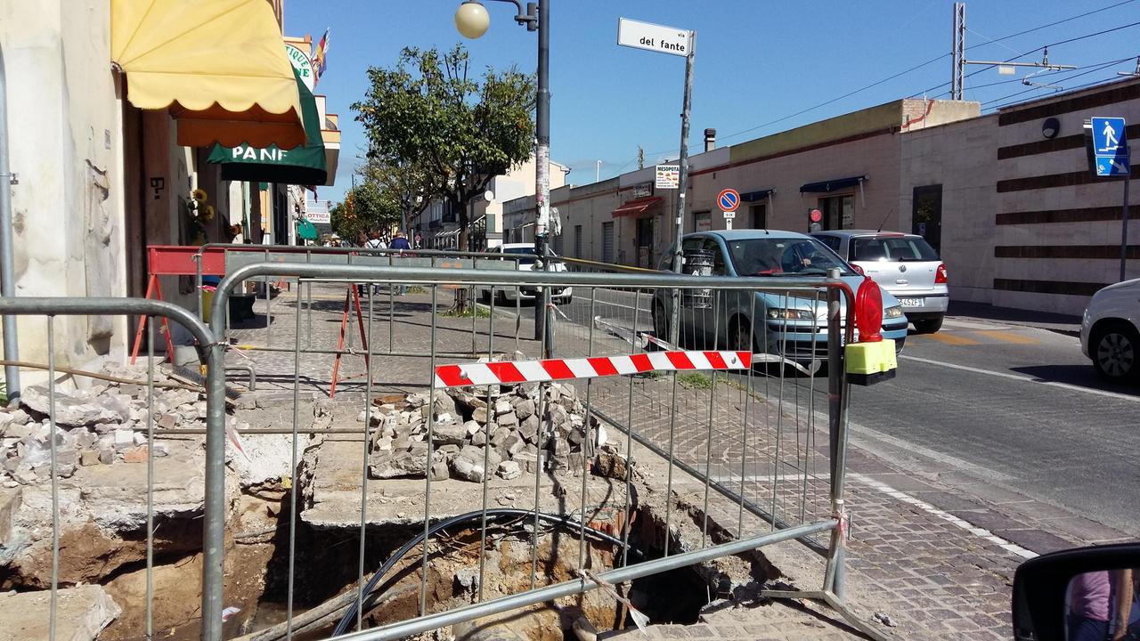 Un cantiere sulla via Aurelia a Rosignano Solvay