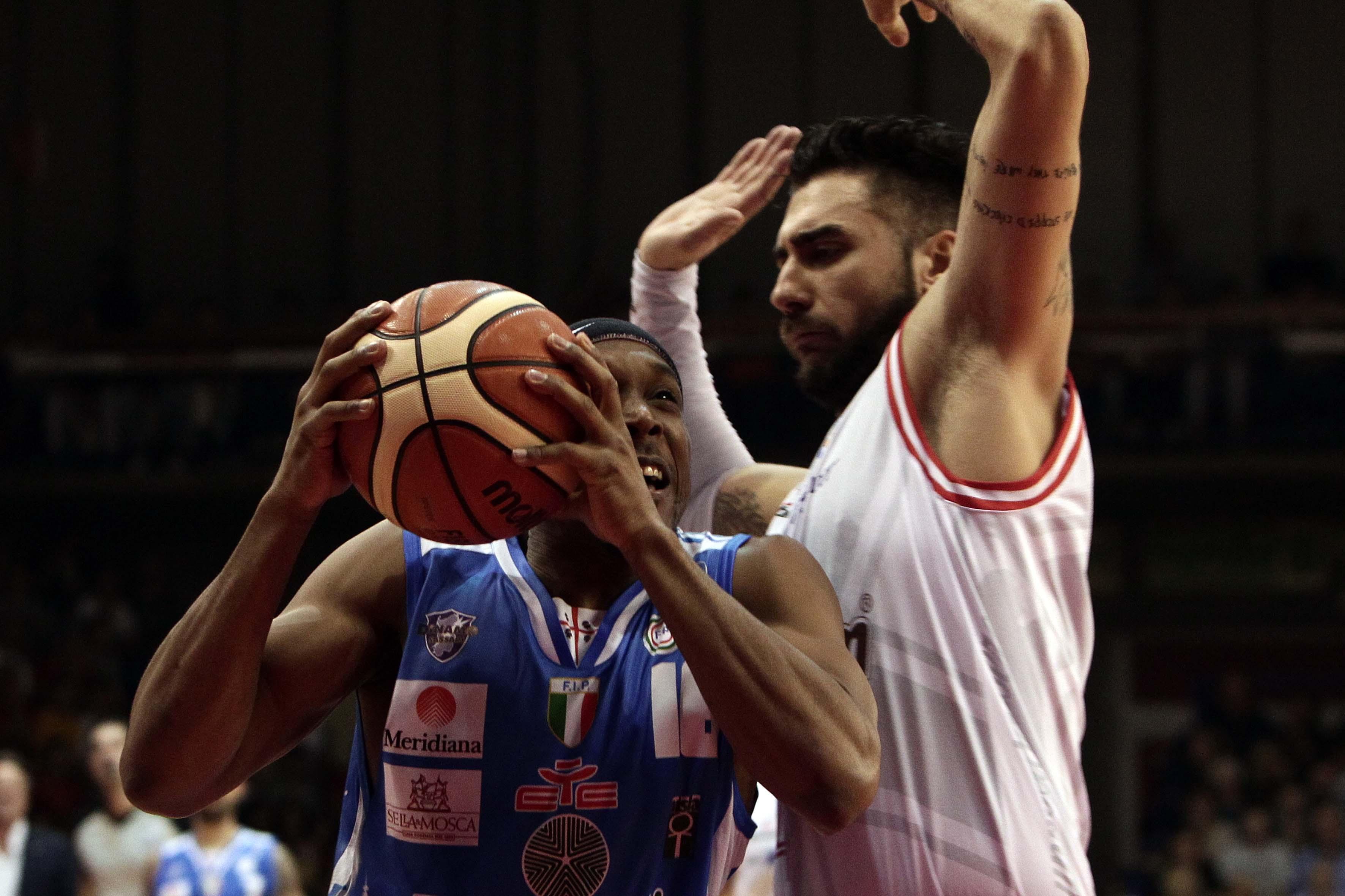 La Grissin Bon scivola in casa contro Sassari (98-102)
