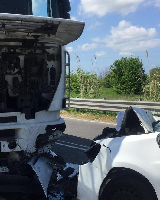 Scontro tra auto e camion, donna ferita