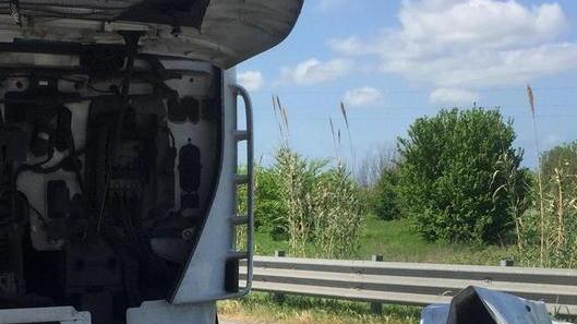 Scontro tra auto e camion, donna ferita