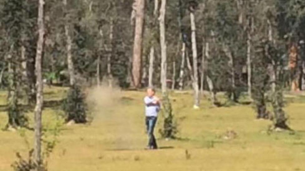 Giocano a golf in Versiliana: polemiche