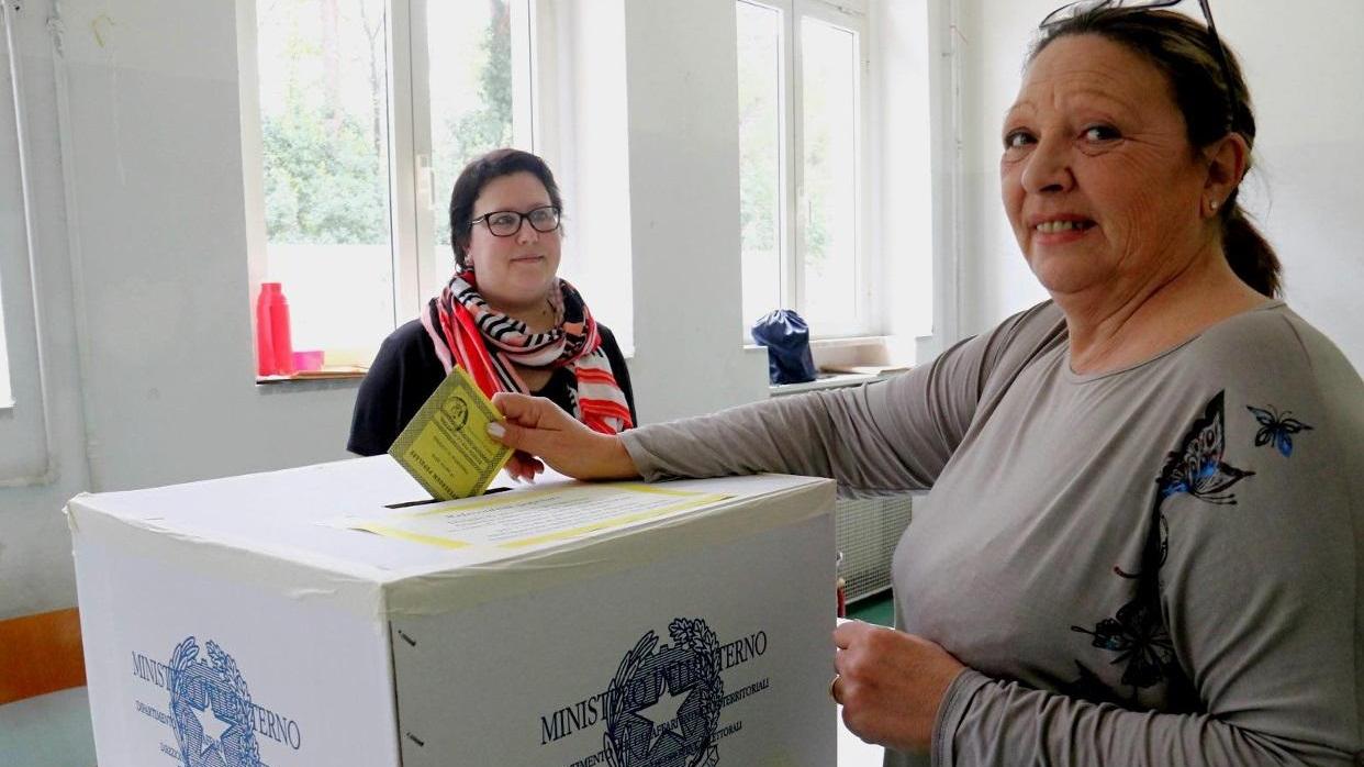 Elettrice al voto in un seggio di via Albertelli (Marzi Pentafoto)