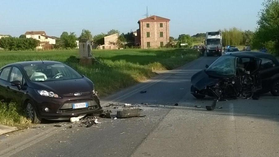 Scontro tra auto, due feriti gravi