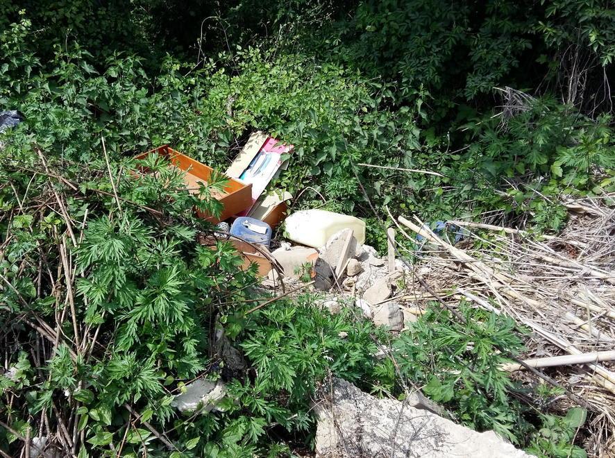 Mobili, spazzatura e rifiuti vari Discarica in via della Macchia 