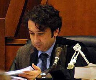 Case della polizia, la difesa smonta l’abuso 