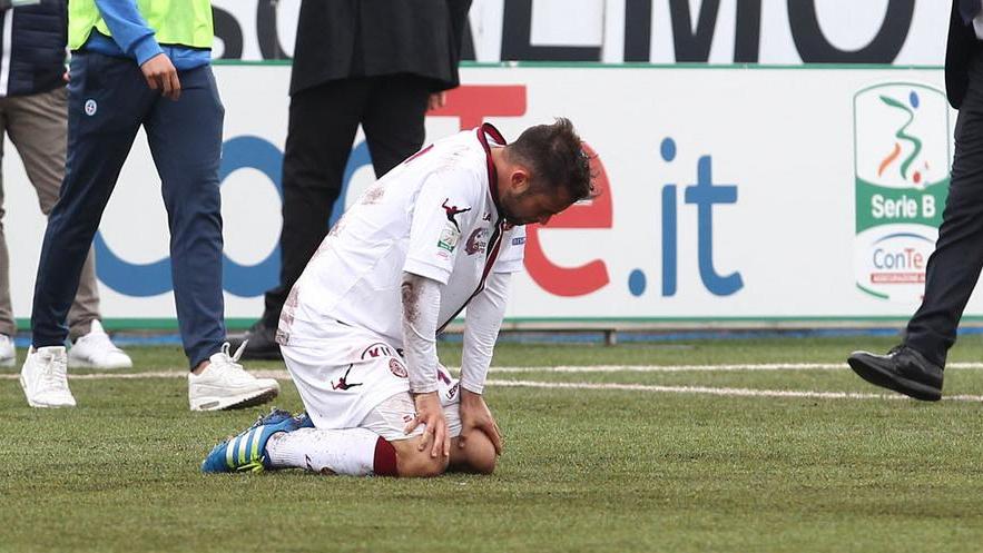 Sempre più giù, e ora torna Gelain