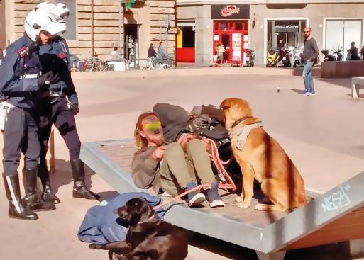Degrado in centro la guerra dei vigili a bivacchi e sporcizia 
