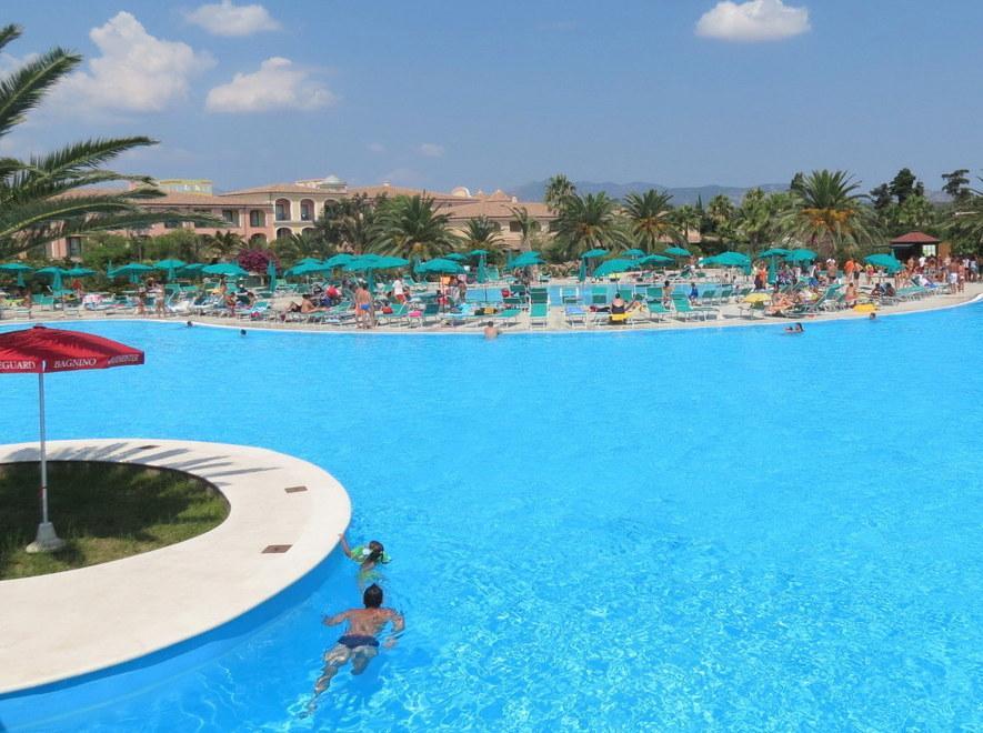 Cade dentro la piscina, muore pensionato 