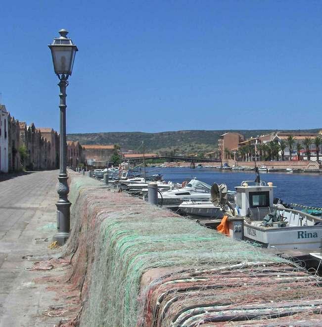 Lampioni spenti sul Lungotemo 