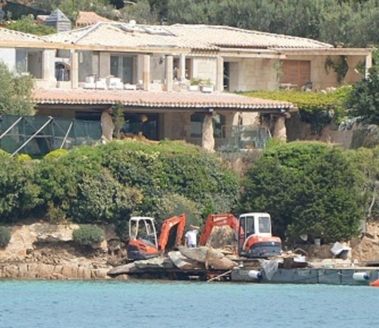 Porto Cervo, ruspe ancora in spiaggia