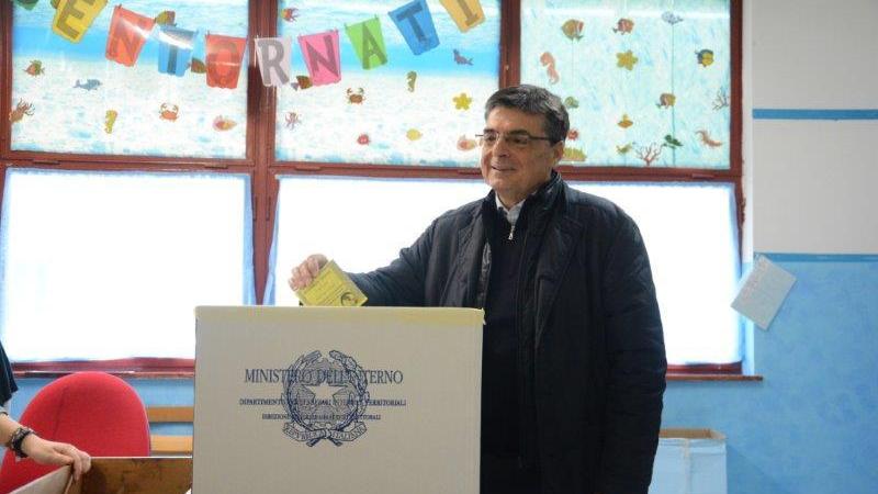 Il presidente del consiglio regionale Gianfranco Ganau mentre vota in uno dei seggi sassaresi
