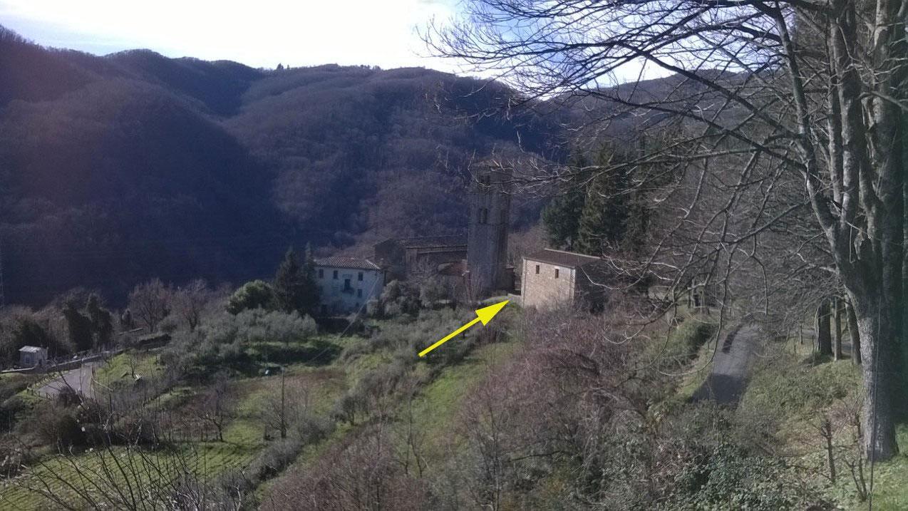La freccia indicata la canonica di Boveglio a Villa Basilica