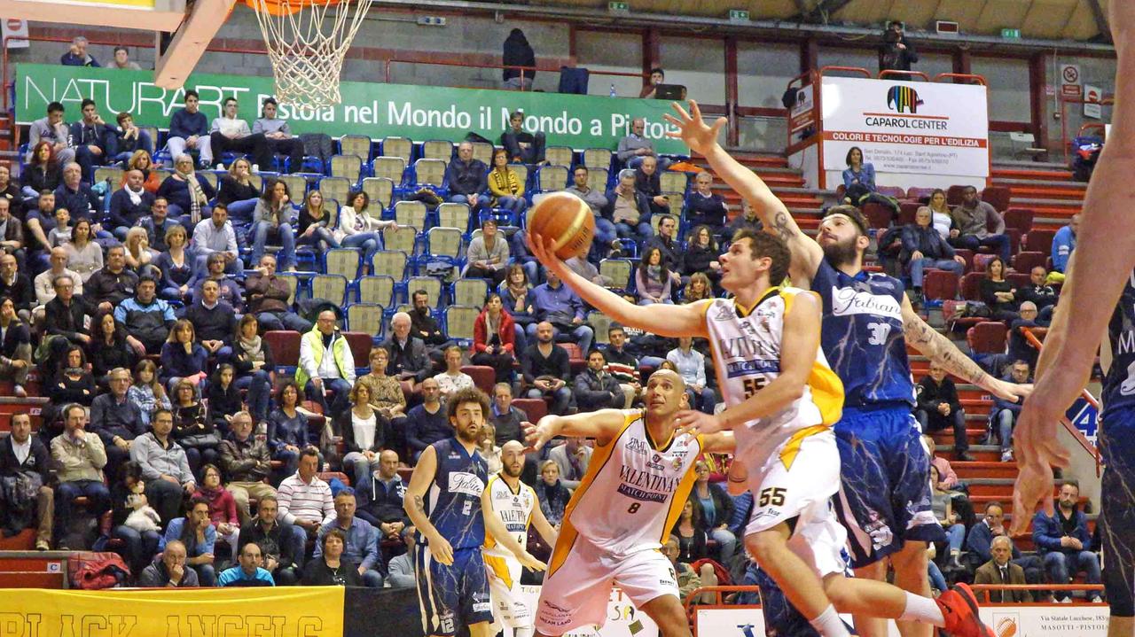 Un'azione del Bottegone nel derby contro la Fabiani Monsummano (Foto Gori)