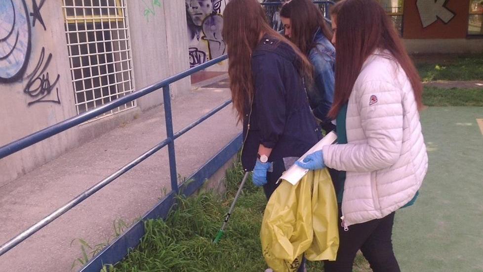 Operazione Scuole pulite Ariosto, studenti al lavoro