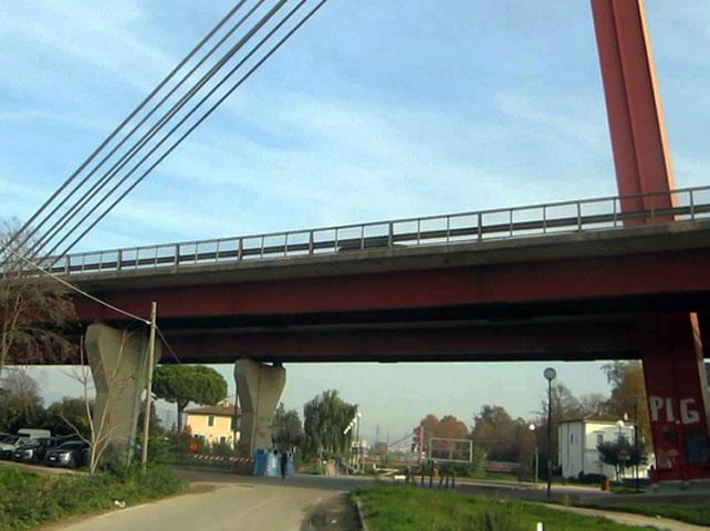 Dopo l'incidente esce dall'auto e precipita dal ponte: muore a 53 anni