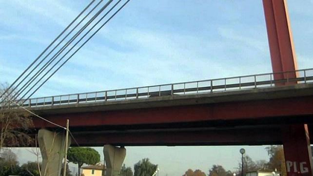 Dopo l'incidente esce dall'auto e precipita dal ponte: muore a 53 anni