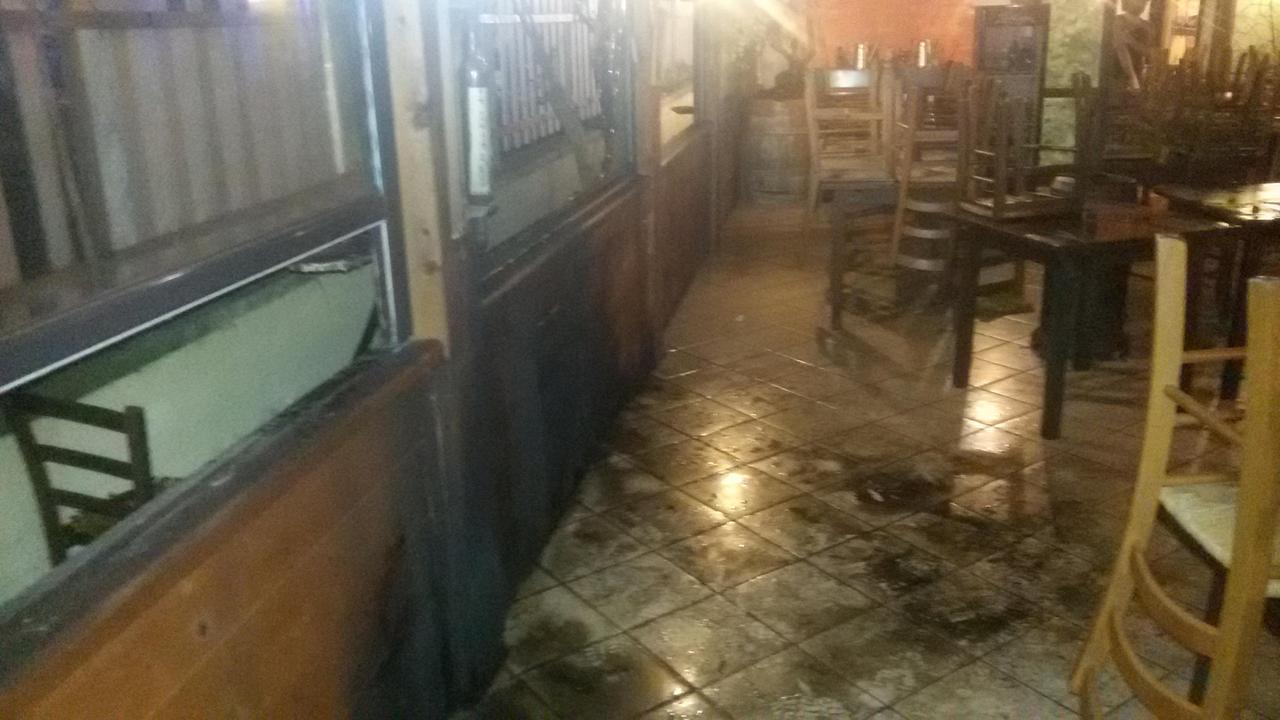 I danni dell'incendio divampato nel ristorante La Locanda dei Briganti di Marina di Grosseto