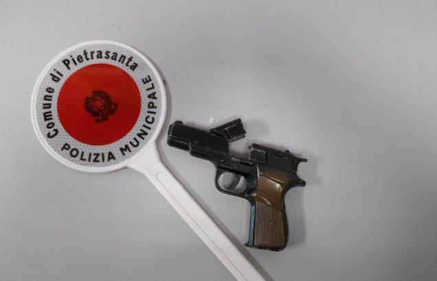 La pistola giocattolo trovata al ladro (foto polizia municipale)