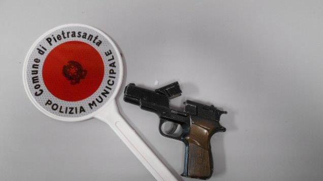La pistola giocattolo trovata al ladro (foto polizia municipale)