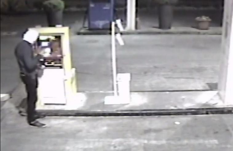 Furto al distributore Esso a Nave: ladro scappa col bottino 