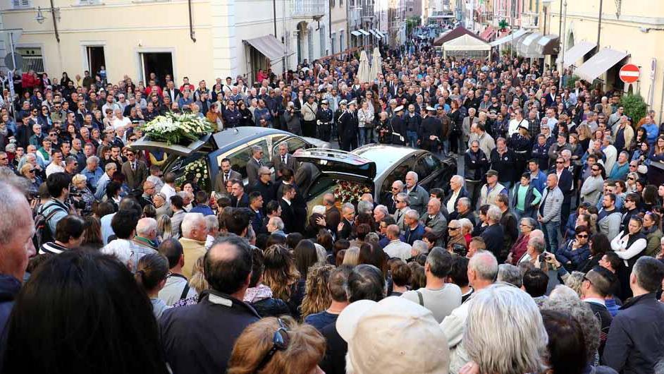 Folla di gente in via Dante