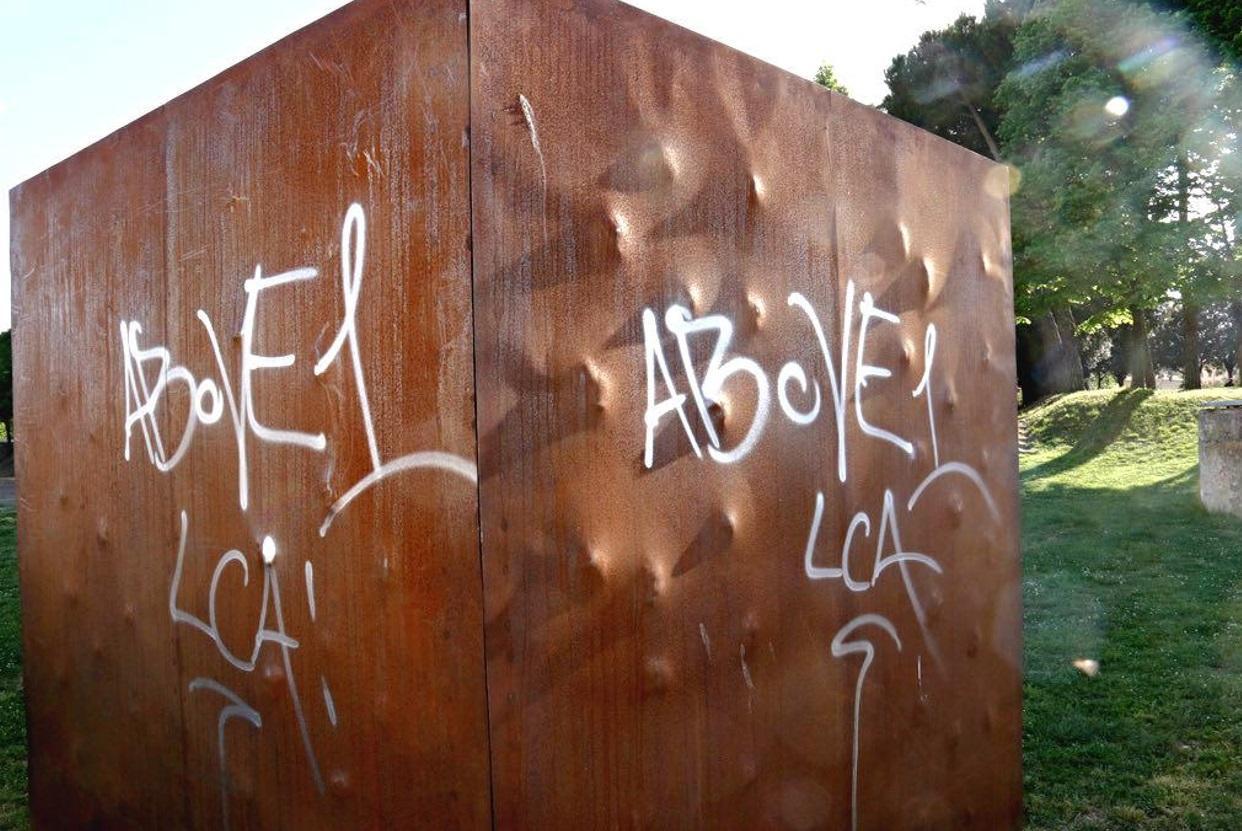 La scultura dedicata alle vittime del Moby imbrattata dai vandali (Marzi Pentafoto)