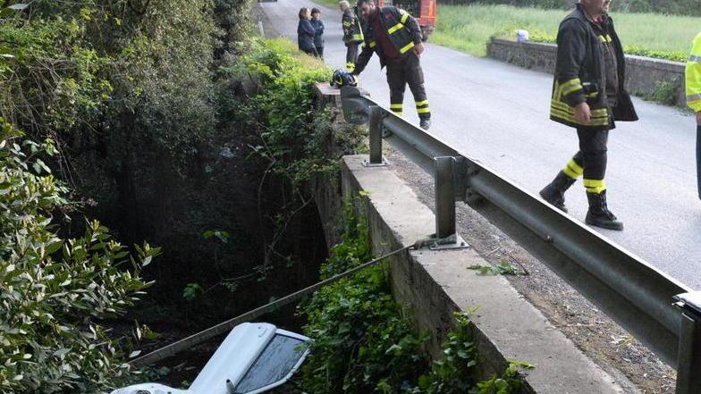 Muore nell’auto finita nella scarpata