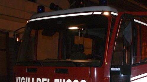 A fuoco furgone e indumenti