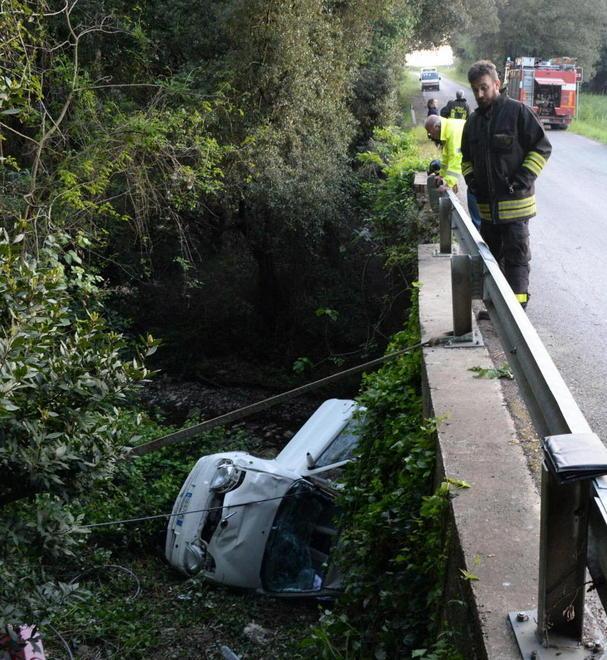Muore nell’auto giù nella scarpata 
