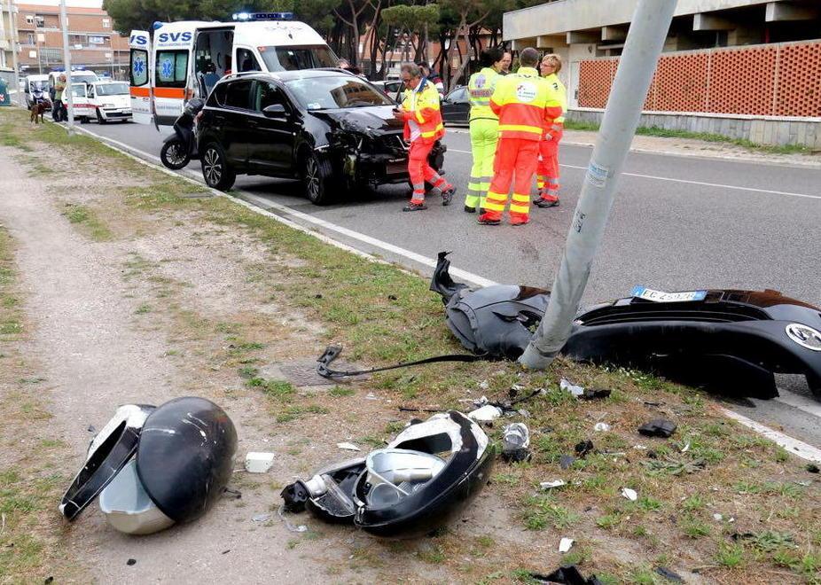 Con il fuoristrada centra un palo in via dell’Ardenza 