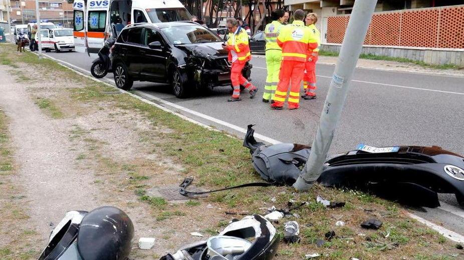 Con il fuoristrada centra un palo in via dell’Ardenza