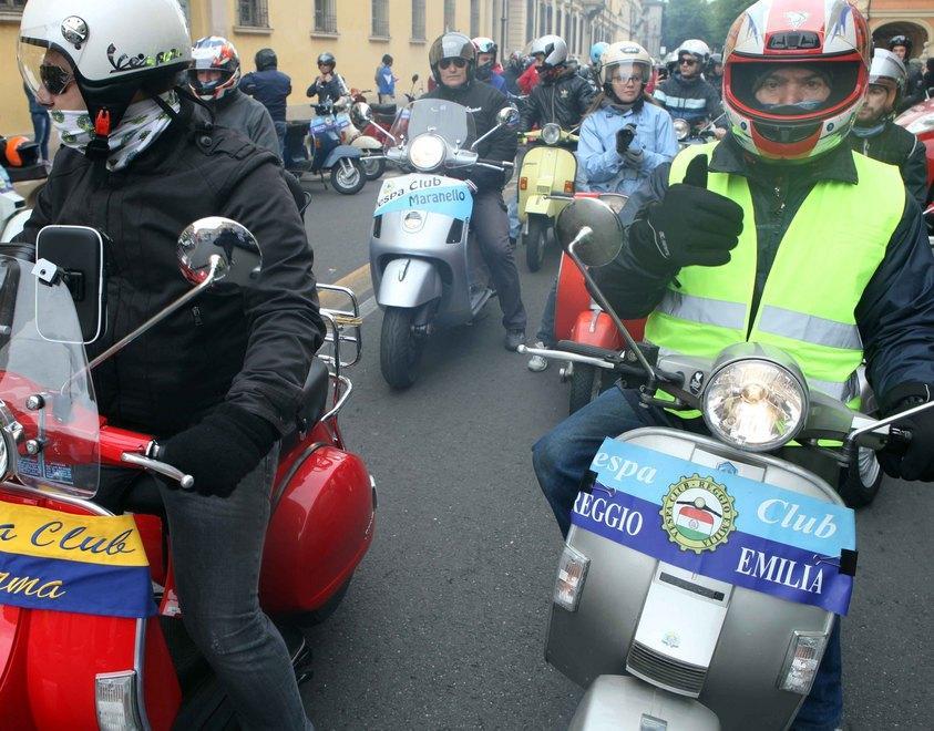 Fra gli applausi sfilata delle mitiche Vespe